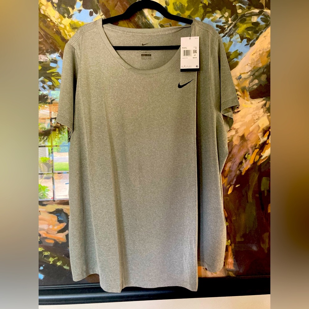 Nike workout top 3x NWT